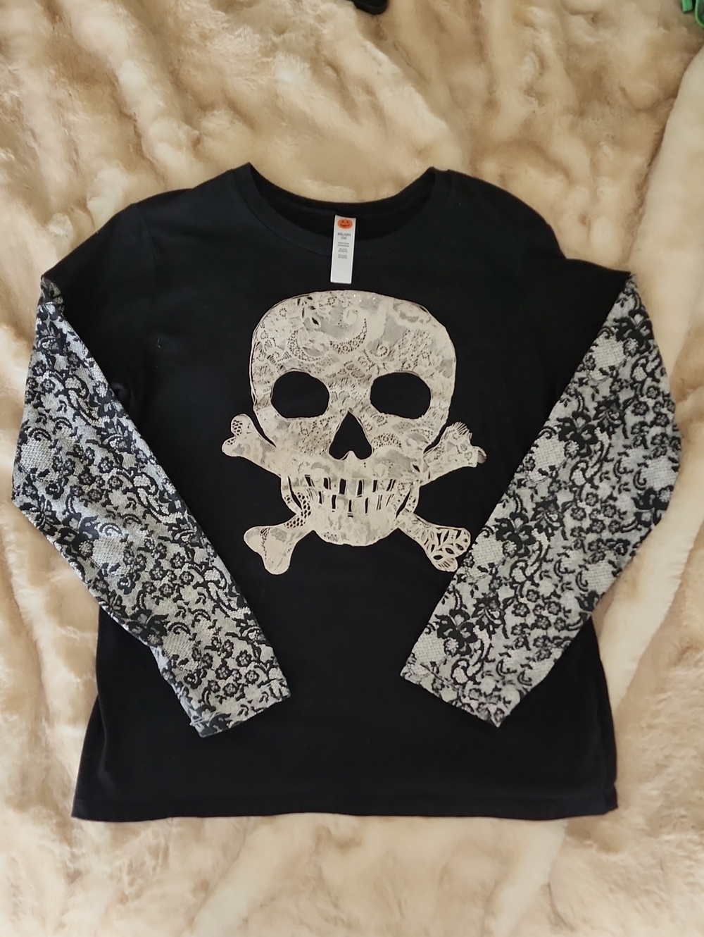 Black Long-Sleeve Skull Graphic Tee with Patterned Cream Sleeves